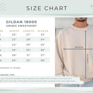 Pu&ograve; includere: Una tabella delle taglie per una felpa unisex Gildan 18000. La tabella mostra le misure in cm per le taglie S-3XL, inclusi larghezza, lunghezza e lunghezza manica. Una persona indossa una felpa beige. Il testo recita "Tabella delle taglie".