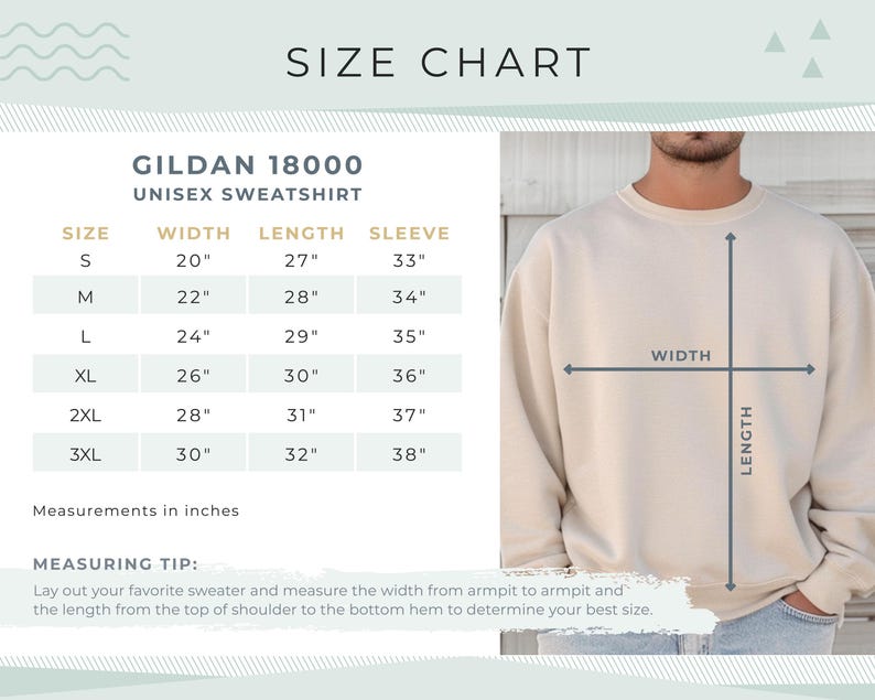 Pu&ograve; includere: Una tabella delle taglie per una felpa unisex Gildan 18000. La tabella mostra le misure in cm per le taglie S-3XL, inclusi larghezza, lunghezza e lunghezza manica. Una persona indossa una felpa beige. Il testo recita "Tabella delle taglie".