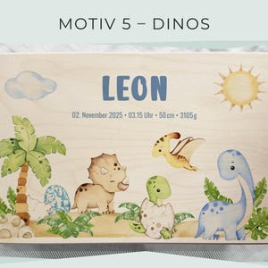 May include: Wooden plaque with a dinosaur theme. The plaque features the name "LEON" in blue, along with illustrations of dinosaurs, a sun, a cloud, and palm trees. The text "MOTIV 5 - DINOS" is at the top.