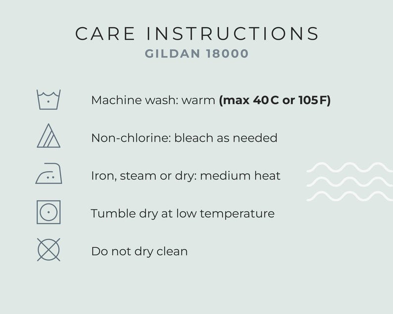 Pu&ograve; includere: Istruzioni per la cura dei capi Gildan 18000. Include istruzioni di lavaggio: lavare in lavatrice a caldo (max 40&deg;C o 105&deg;F), candeggiare senza cloro se necessario, stirare a temperatura media, asciugare in asciugatrice a bassa temperatura e non lavare a secco.