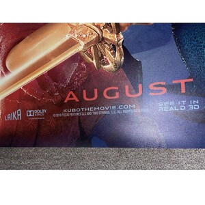 K&ouml;nnte beinhalten: Ein Filmplakat mit dem Wort "AUGUST" in Rot. Das Bild zeigt ein goldfarbenes Schwert und die Logos von LAIKA und Dolby Atmos. Der Text "SEE IT IN REALD 3D" ist ebenfalls auf dem Plakat zu sehen.