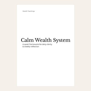 以下が含まれることがあります： 上部にWealth Teachings、その下に大きなフォントでタイトルCalm Wealth System、さらにその下にサブタイトルA quiet framework for daily clarity & weekly reflectionが中央揃えで記載された、黒い文字の白いドキュメント。