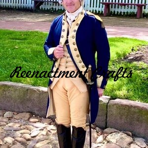 Puede incluir: Una chaqueta de estilo militar azul oscuro con botones dorados y un chaleco color crema sobre pantalones color crema. El conjunto incluye un pañuelo blanco al cuello y botas negras hasta la rodilla. El texto Reenactment Crafts está superpuesto.