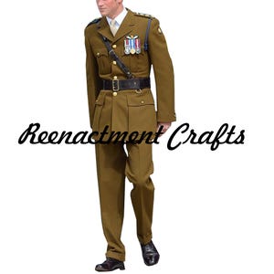 Pode incluir: Um uniforme militar verde-oliva, com um casaco com botões dourados, ombreiras e medalhas. O uniforme inclui calças a condizer, um cinto preto e sapatos pretos. O texto "Reenactment Crafts" está escrito em itálico.