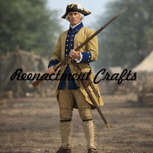 Puede incluir: Un hombre con uniforme militar histórico, sosteniendo un rifle largo. El atuendo incluye un abrigo color canela con detalles azules y dorados, un sombrero tricornio y calzones color canela. El texto "Reenactment Crafts" es visible.