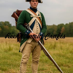 Może przedstawiać: Osoba w historycznym mundurze wojskowym, trzymająca długi karabin. Zielony płaszcz ma niebieskie mankiety i kremową kamizelkę. Osoba ma na sobie beżowe spodnie i kapelusz trójgraniasty. Widoczny jest brązowy skórzany plecak. Tekst "Reenactment Crafts" znajduje się na zdjęciu.