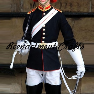 Puede incluir: Un uniforme militar negro con ribetes rojos y dorados, una faja blanca y guantes blancos. El uniforme presenta botones dorados y se combina con pantalones blancos y botas negras. Una espada se sostiene en la mano derecha. El texto "Reenactment Crafts" es visible.