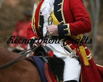 Puede incluir: Una chaqueta roja de estilo militar con ribetes dorados y puños negros. La chaqueta se lleva con una camisa blanca con volantes y una faja amarilla. Una espada es visible en la cintura. El texto "Reenactment Crafts" está presente.