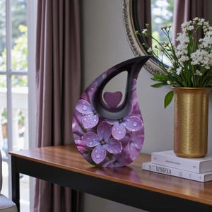 Elegante bloemen herdenkingsurn met paarse bloesem Serenity aandenken voor as, mooi eerbetoon met vreedzaam lila bloemontwerp, asdoos
