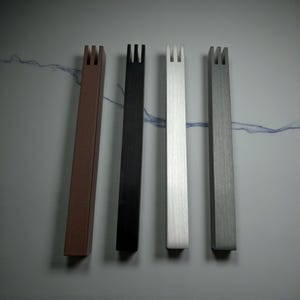 Klassischer moderner eloxierter Aluminium Mesusa-Kasten | Elegante Jejuda-Türdekoration in Silber, Grau, Schwarz und Braunen Farben | Handgefertigt in Israel