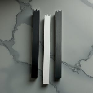 Moderne eloxierte Aluminium Mezuzah Gehäuse in Weiß und Grau | Eleganter Türschmuck Türdekoration | Handgemachtes Jüdisches Geschenk aus Israel