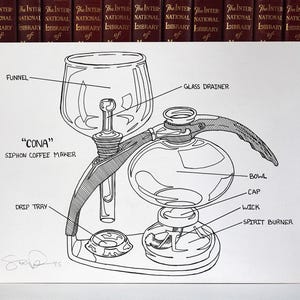 Puede incluir: Dibujo en blanco y negro de una cafetera de sifón "CONA", con etiquetas para las partes como el embudo y el quemador de alcohol. El dibujo está sobre un fondo blanco, con una fila de libros en el fondo.