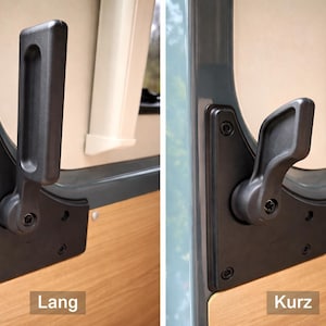Op de afbeelding: Een set van drie keramische mokken met een gespikkelde, matte afwerking. Elke mok heeft een andere kleur: lichtblauw, crème en grijs. De mokken hebben een eenvoudig, modern ontwerp en een comfortabele handgreep.
