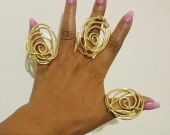 Anillos de declaración en espiral de latón hechos a mano, joyería de alambre africana bohemia atrevida, anillos de alambre macizo, 3 anillos.
