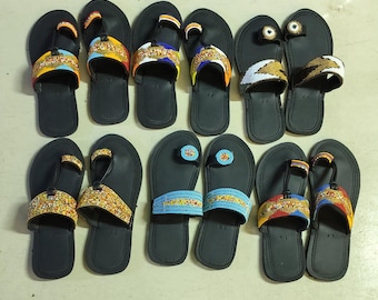 Maasai-sandaler med pärlmotiv i läder: Afrikanska flip-flops. Sex par.