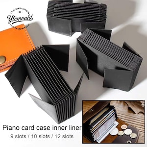 Op de afbeelding: Zwarte accordeon-stijl kaarthoes binnenvoeringen, open en gesloten weergegeven, met meerdere sleuven. Een oranje leren portemonnee is zichtbaar op de achtergrond. De tekst op de afbeelding luidt "Piano card case inner liner" en geeft opties voor 9, 10 en 12 sleuven.