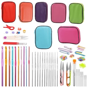 Puede incluir: Un conjunto de herramientas y accesorios de ganchillo, que incluyen ganchillos de colores, tijeras, marcadores de punto y estuches con cremallera en varios colores como rojo, naranja, morado, rosa, azul y verde. El conjunto está diseñado para manualidades.