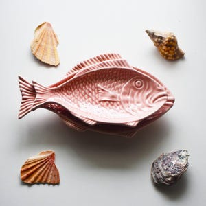 Bandeja de cerámica con forma de pez, decoración de cocina costera, plato de cerámica hecho a mano