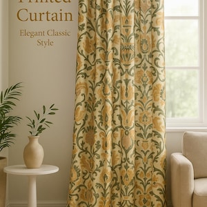 Könnte beinhalten: Satin-bedruckter Vorhang im eleganten, klassischen Stil. Der Vorhang hat ein sich wiederholendes Muster in Gold-, Grün- und Cremetönen. Eine Vase mit Grün steht auf einem weißen Beistelltisch. Ein beiges Sofa ist sichtbar.