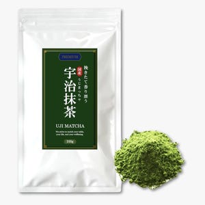 Könnte beinhalten: Ein weißer Beutel mit Uji Matcha Grüntee mit einem grünen und goldenen Etikett. Das Etikett enthält japanischen Text und den englischen Text "UJI MATCHA". Ein Haufen grünes Matcha-Pulver befindet sich rechts vom Beutel. Der Beutel enthält 100g Matcha.