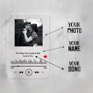 Puede incluir: Placa de música personalizada con una foto en blanco y negro de una pareja. La placa presenta el título de una canción, el artista y un diseño de barra de reproducción. El texto en la placa incluye "YOUR PHOTO", "YOUR NAME" y "YOUR SONG".