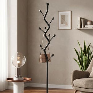 Puede incluir: Un perchero de metal negro con un diseño en forma de árbol, con múltiples perillas redondeadas para colgar objetos. Un bolso marrón claro cuelga de una de las perillas. El perchero se apoya sobre una base en forma de cono.