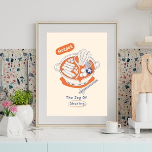 Könnte beinhalten: Ein gerahmter Kunstdruck mit einer Strichzeichnung eines Hotpots, gefüllt mit verschiedenen Zutaten. Der Text "Hotpot" steht in einer orangefarbenen Sprechblase darüber, und "The Joy Of Sharing" steht in Blau unter dem Topf mit Essstäbchen.