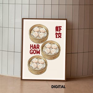 Può includere: Una stampa incorniciata con tre cestini vapore in bambù pieni di ravioli di gamberi, con la scritta "HAR GOW". Sono presenti anche i caratteri cinesi per "ravioli di gamberi". La parola "DIGITAL" è in basso.