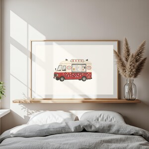 Könnte beinhalten: Ein gerahmter horizontaler Wandkunstdruck mit einer Illustration eines cremefarbenen und roten Eiswagens. Der Wagen hat ein Verkaufsfenster mit Menü, eine Eistüten-Grafik und chinesische Schriftzeichen auf dem Dach und den Seiten.