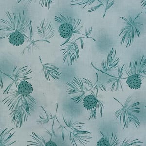 Könnte beinhalten: Ein sich wiederholendes Muster aus türkisgrünen Kiefernzweigen und Zapfen auf hellblauem Hintergrund. Das Design zeigt detaillierte Illustrationen von Kiefernnadeln und Zapfen und schafft ein natürliches, botanisches Thema. Der Stoff hat einen weichen, aquarellartigen Effekt.