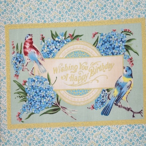 1 Yard Non ti scordar di me BIGLIETTI DI AUGURI VITTORIANO Stile Vintage Cartoline Pervinca Blu Oro Metallico Buon Compleanno Quilt Diario di Rifiuti Cucito