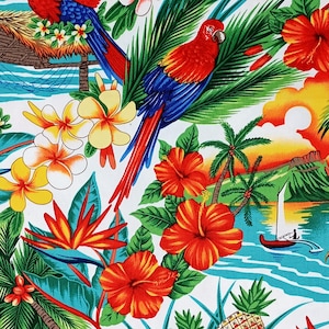 Può includere: Vivace motivo tropicale con pappagalli rossi e blu, fiori di ibisco, palme e una scena al tramonto. Il design include una piccola capanna, una barca a vela e ananas, il tutto su sfondo bianco.