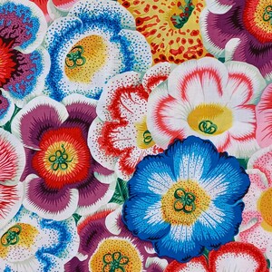 Puede incluir: Un vibrante estampado floral con grandes flores estilizadas en una variedad de colores. Las flores tienen pétalos blancos, rojos, azules, morados y amarillos con detalles intrincados. El diseño es una vista de cerca de las flores.