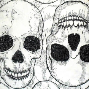 1 Fat Quarter YORICK Schädel Weiß GOTH Kostüm Skeleton De Leon Designs Halloween Alexander Henry Quilten Nähen Handwerk Stoff