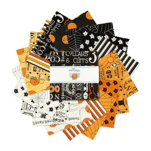 Peut inclure: Un paquet de 12 carrés de tissu sur le thème d'Halloween, présentant une variété de motifs, notamment des rayures noires et blanches, des rayures orange et noires, des chats noirs, des citrouilles et du texte effrayant. Les carrés de tissu sont étiquetés "Costume Maker's Ball" et sont parfaits pour le quilting, la couture et l'artisanat.