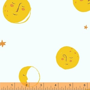 Pode incluir: Tecido branco com um padrão repetido de luas e estrelas amarelas sorrindo. As luas têm traços faciais simples. O design é lúdico e adequado para artigos infantis ou decoração de casa.