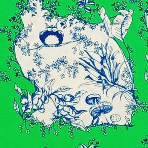 Op de afbeelding: Een herhalend patroon met een grillige bosscène. Het ontwerp bevat blauwe en witte illustraties van een uil, paddenstoelen en bladeren tegen een heldergroene en gebroken witte achtergrond. Geschikt voor stof of behang.