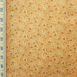 Puede incluir: Un tejido de color naranja claro con un pequeño patrón repetido de ramitas florales marrones.