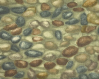 1/2 yarda lecho de río PIEDRAS DE RÍO Rocas marrones y verdes musgo Guijarros Deborah Baronas Benartex Arroyo Estanque Naturaleza Paisajes naturales Edredón Coser