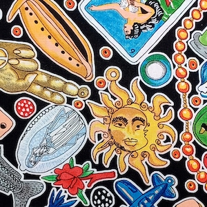 1 Yard Fiesta PORTAFORTUNA Simboli neri Taro Mistico Magia Cartomanzia Latino Tribale Terrie Mangat Spirito libero Quilting Cucito Tessuto