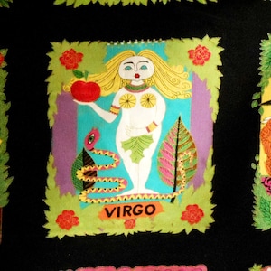 Könnte beinhalten: Eine farbenfrohe Illustration des astrologischen Zeichens Jungfrau. Das Bild zeigt eine Frau mit langen blonden Haaren, die einen Apfel und eine Schlange hält. Der Hintergrund ist in leuchtendem Grün und Lila mit einem gelben und orangefarbenen Rand. Der Text "JUNGFRAU" ist in fetter schwarzer Schrift geschrieben.