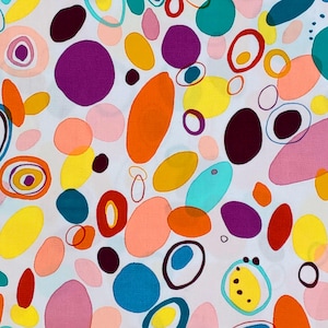 Puede incluir: Patrón abstracto con fondo blanco y formas coloridas superpuestas. El diseño incluye círculos, óvalos y formas irregulares en tonos morado, naranja, amarillo, rosa y turquesa. Algunas formas tienen detalles internos.