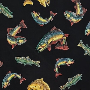 Peut inclure: Un fond noir est orné d'illustrations colorées de poissons. Les poissons sont représentés dans différentes poses et tailles, avec des détails bleus, jaunes, rouges et verts. Le design a une esthétique vintage et dessinée à la main.