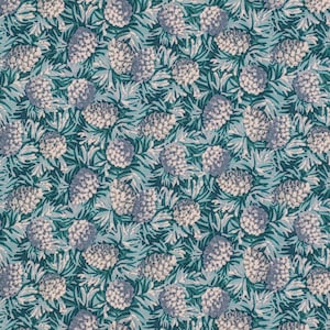 Könnte beinhalten: Ein sich wiederholendes Muster aus weißen und blau-grauen Blumenclustern mit grünen und weißen Blättern auf türkisfarbenem Hintergrund. Das Design hat einen Vintage- und botanischen Charakter, geeignet für Stoff oder Tapete.