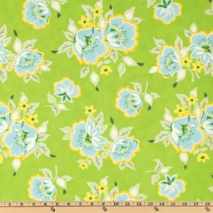 Pode incluir: Tecido verde com um padrão floral com flores azuis e amarelas. O tecido tem um estilo vintage.