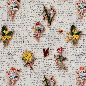 Könnte beinhalten: Ein florales Muster im Vintage-Stil mit einem Hintergrund aus handschriftlichem Text. Das Muster zeigt verschiedene Blumen in Rosa-, Gelb- und Weißtönen sowie einen Schmetterling.