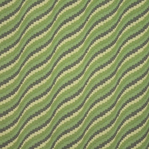 Puede incluir: Patrón geométrico abstracto con rayas diagonales en tonos de verde, marrón y beige.