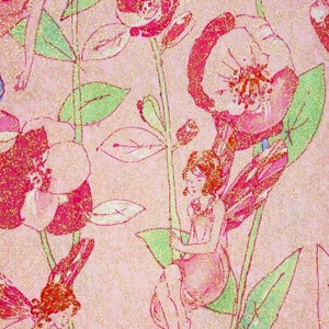 Op de afbeelding: Roze en groene bloemenprintstof met een glinsterende textuur. De stof heeft een herhalend patroon van bloemen en feeën.