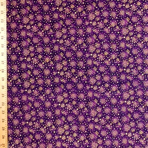 Superbes grappes d&#39;étoiles dorées métalliques, minuit céleste, ciel violet foncé scintillant, petite étoile cosmique Makower Royaume-Uni, tissu à coudre matelassé