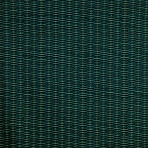 Puede incluir: Primer plano de una tela verde oscuro con un patrón texturizado y tejido. El patrón consiste en filas horizontales de pequeñas formas de color verde oscuro, creando un diseño sutil y repetitivo. Una regla de madera está en el lado izquierdo de la imagen.